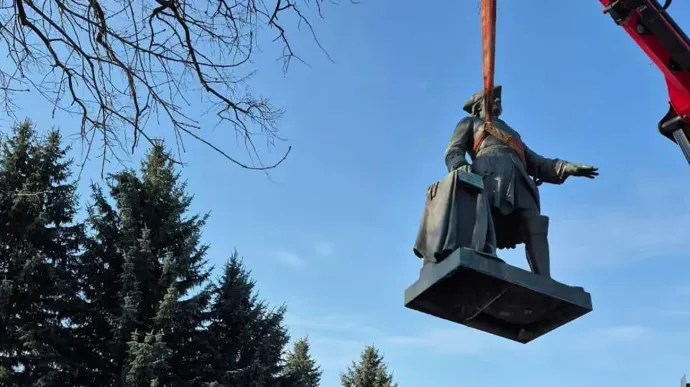 Деколонізація простору: у Полтаві прибрали пам’ятник Петру І